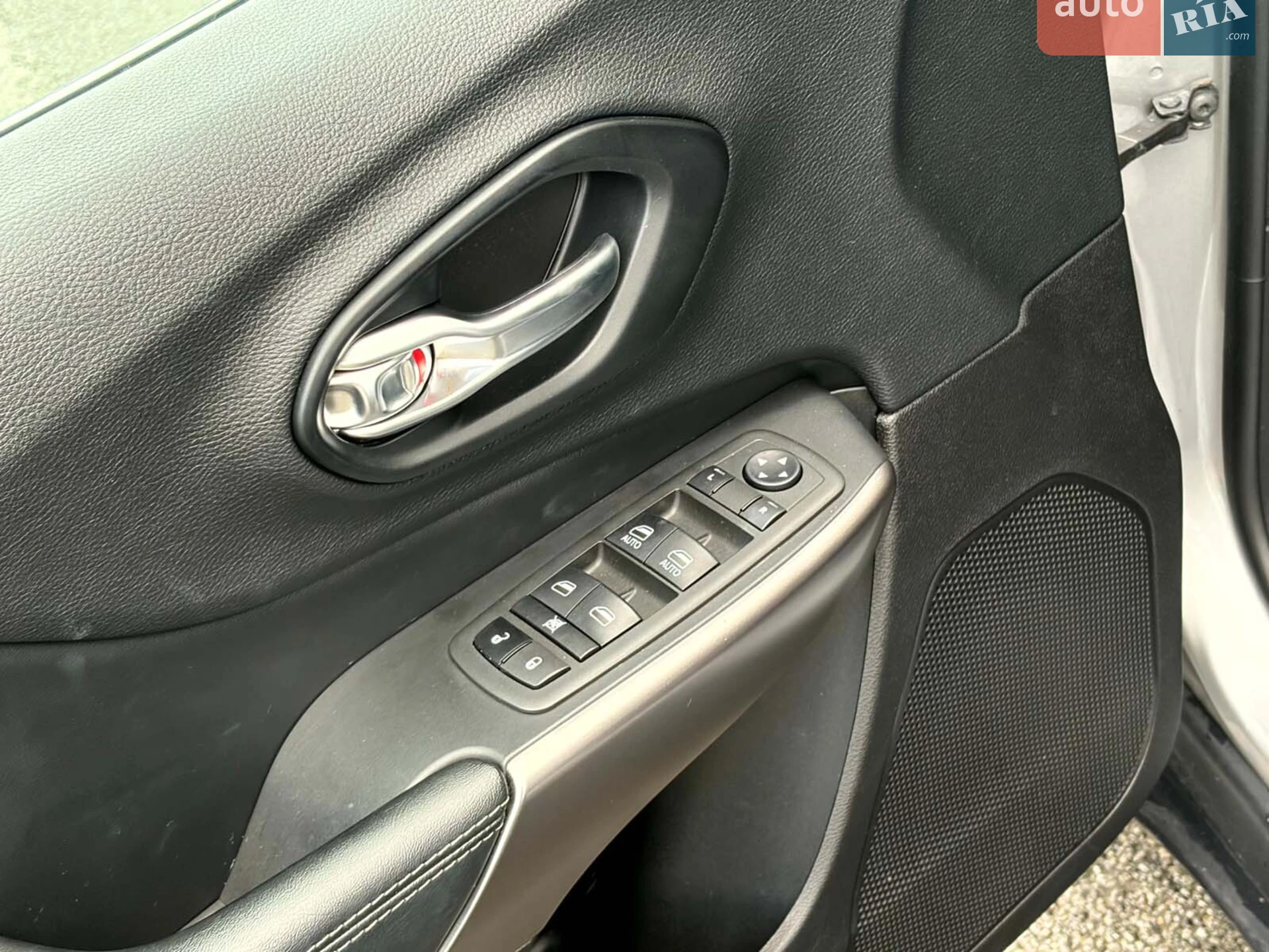 2020 Jeep Cherokee - мініатюра 25