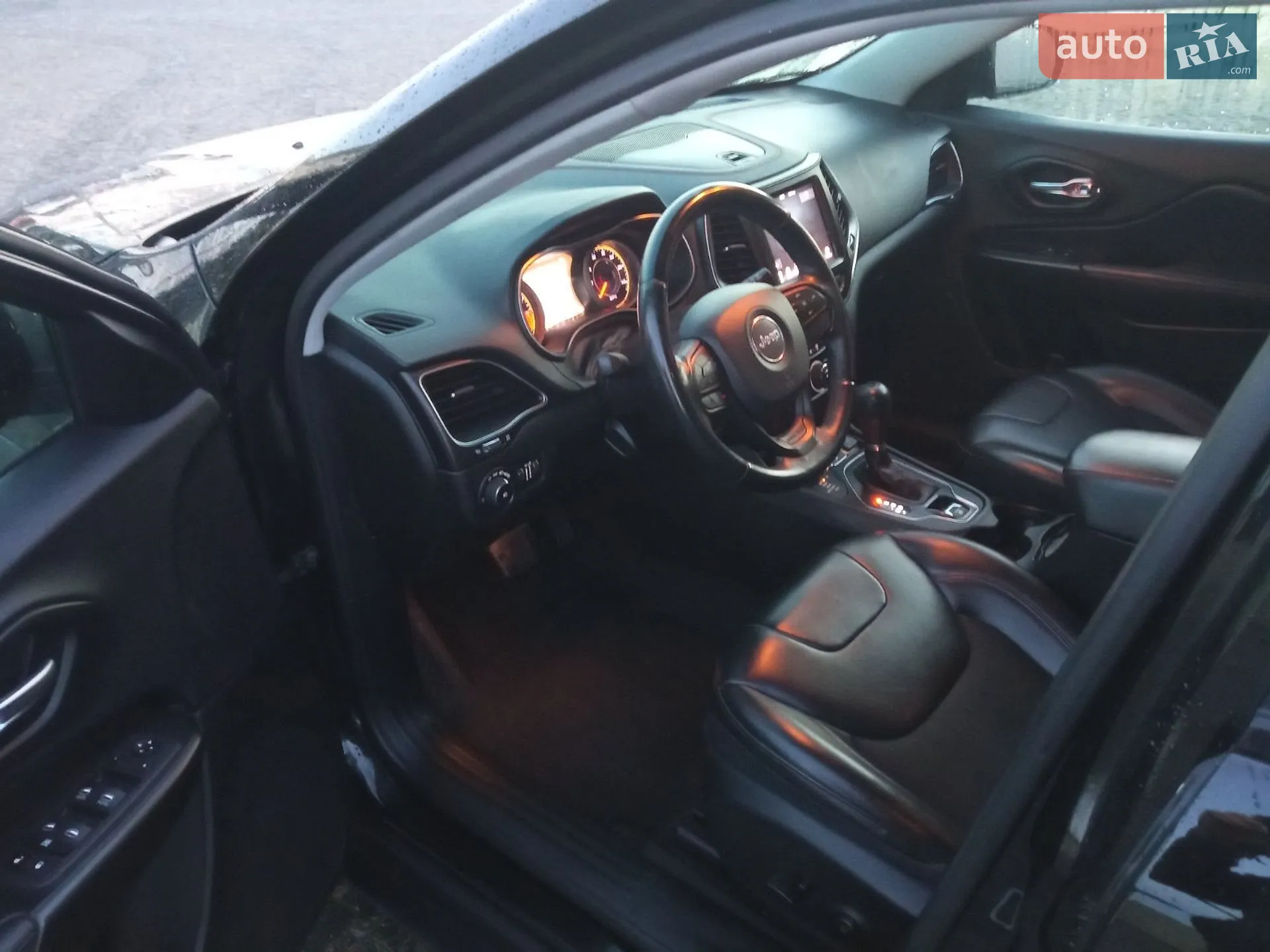 2019 Jeep Cherokee - мініатюра 28