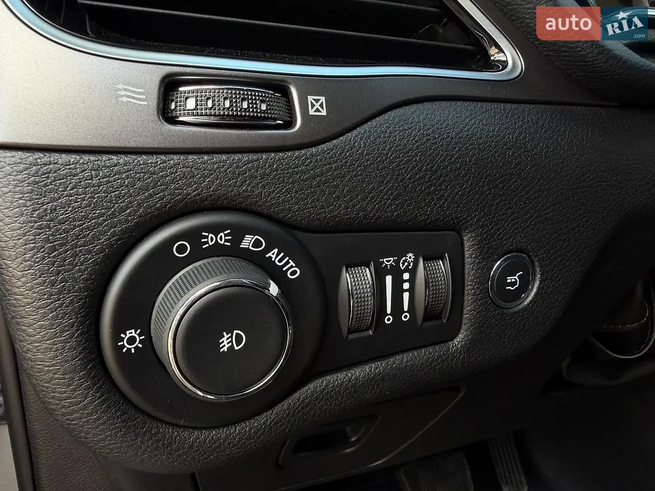2019 Jeep Cherokee - мініатюра 33