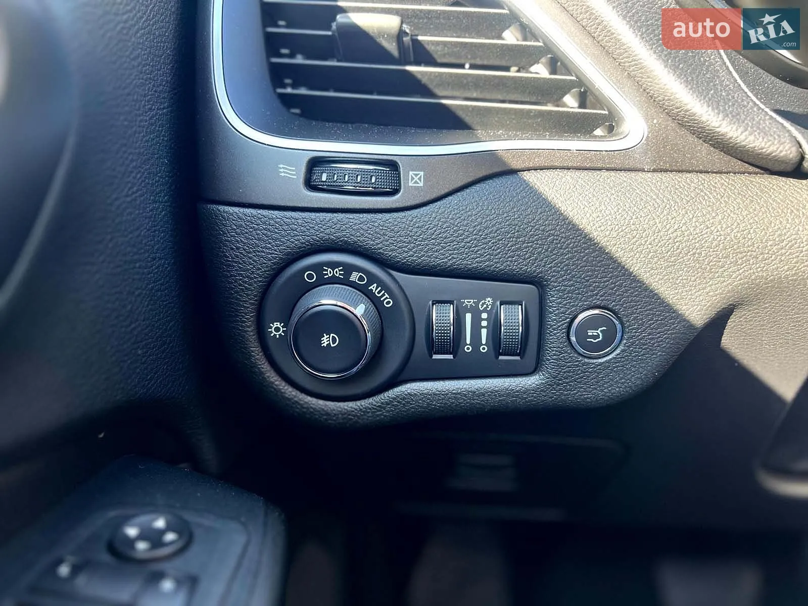 2018 Jeep Cherokee - мініатюра 14