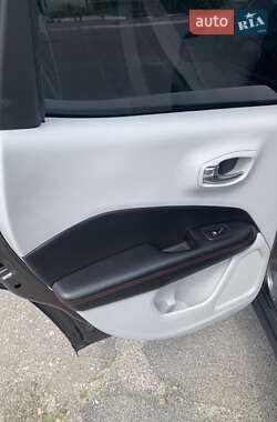 Внедорожник / Кроссовер Jeep Compass 2017 в 