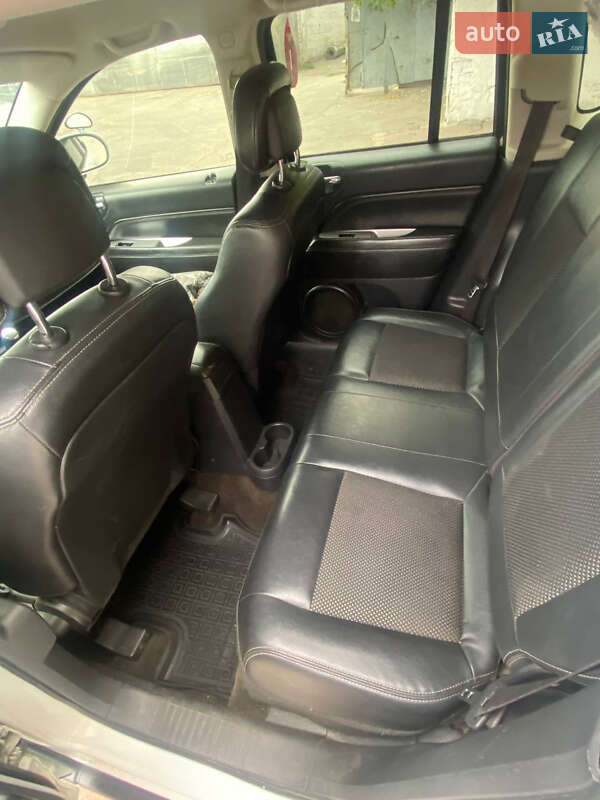 Внедорожник / Кроссовер Jeep Compass 2015 в Вишневом