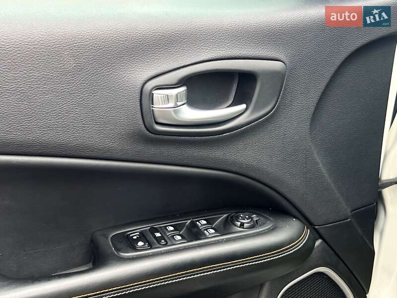 Внедорожник / Кроссовер Jeep Compass 2017 в Киеве