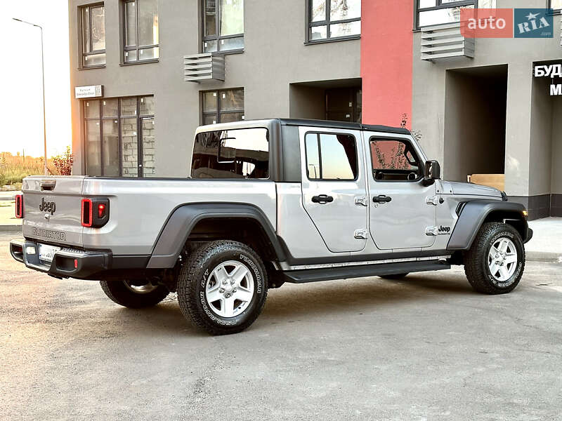 Пікап Jeep Gladiator 2019 в  фото Пікап Jeep Gladiator 2019 в