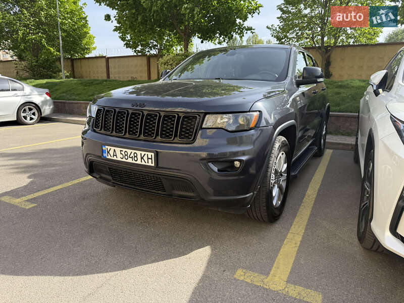 Внедорожник / Кроссовер Jeep Grand Cherokee 2015 в 