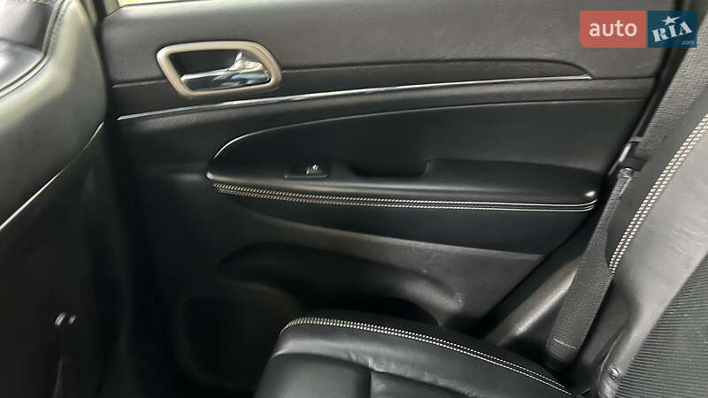 Внедорожник / Кроссовер Jeep Grand Cherokee 2016 в Львове