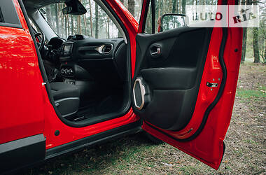 Позашляховик / Кросовер Jeep Renegade 2016 в 