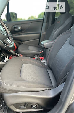 Внедорожник / Кроссовер Jeep Renegade 2016 в 