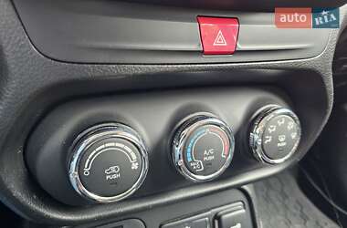 Позашляховик / Кросовер Jeep Renegade 2016 в 