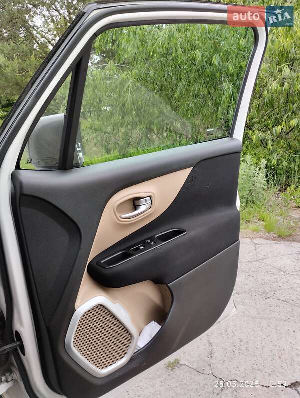 Позашляховик / Кросовер Jeep Renegade 2015 в Києві