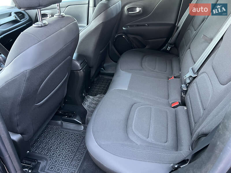 Позашляховик / Кросовер Jeep Renegade 2016 в Чернівцях