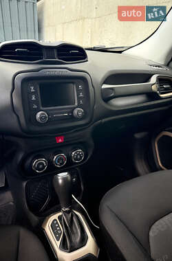 Внедорожник / Кроссовер Jeep Renegade 2016 в 