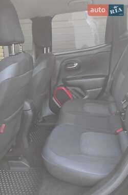 Внедорожник / Кроссовер Jeep Renegade 2017 в 