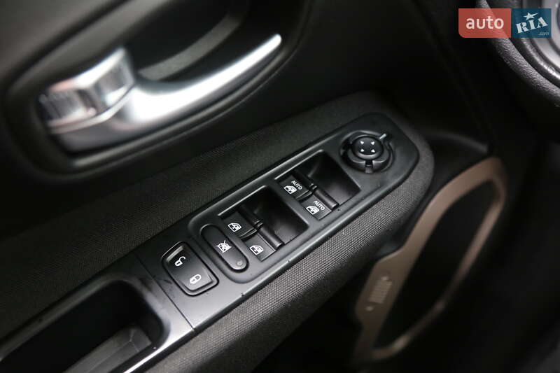 Внедорожник / Кроссовер Jeep Renegade 2015 в Киеве