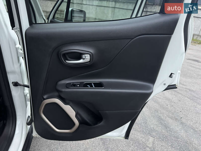 Внедорожник / Кроссовер Jeep Renegade 2016 в Киеве