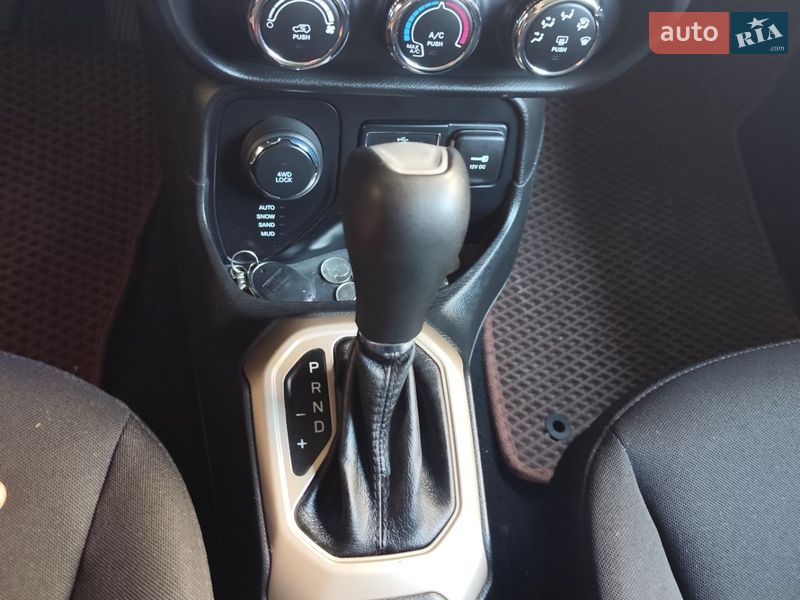 Внедорожник / Кроссовер Jeep Renegade 2016 в Черновцах