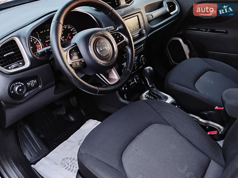 Внедорожник / Кроссовер Jeep Renegade 2016 в Ружине