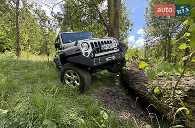 Внедорожник / Кроссовер Jeep Wrangler 2011 в 