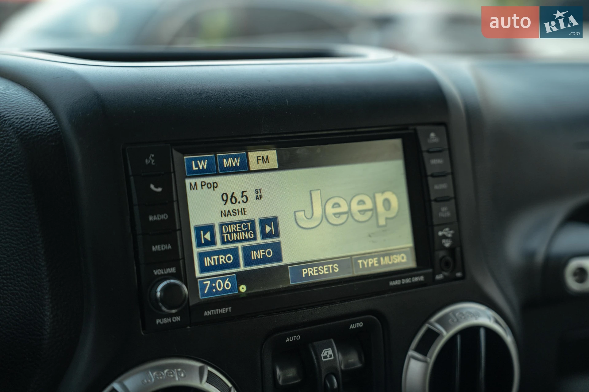 2012 Jeep Wrangler - мініатюра 35