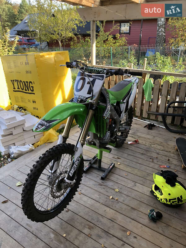 Мотоцикл Кросс Kawasaki KX 250F 2010 в Надворной фото Мотоцикл Кросс Kawasaki KX 250F 2010 в Надворной