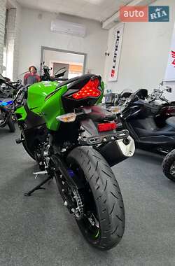 Спортбайк Kawasaki Ninja 400 2018 в 