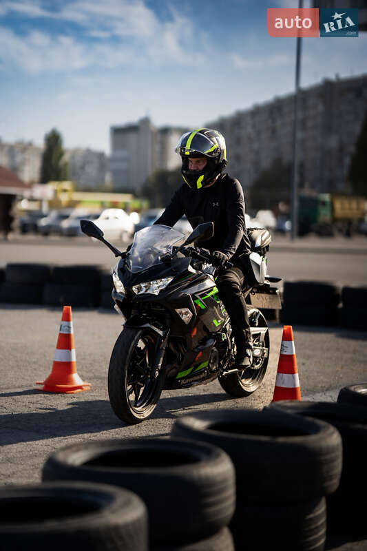 Мотоцикл Без обтекателей (Naked bike) Kawasaki Ninja 400 2023 в Харькове