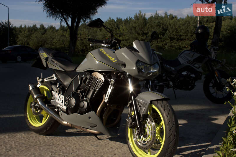 Спортбайк Kawasaki Z 750R 2004 в 