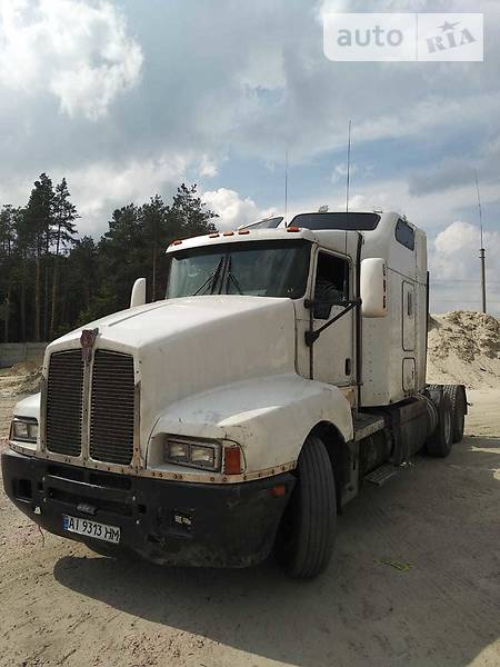 Тягач Kenworth Т-600 2003 в 