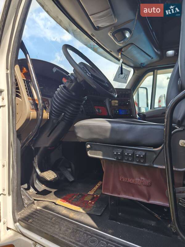 Тягач Kenworth T2000 2002 в Калиновке