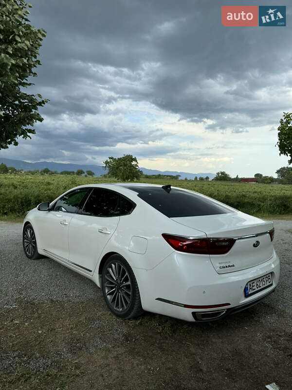 Седан Kia Cadenza 2017 в Днепре