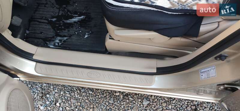 Минивэн Kia Carens 2008 в Броварах