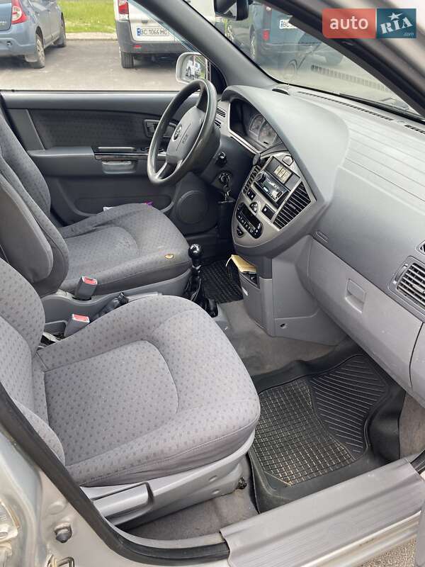 Минивэн Kia Carens 2003 в Новояворовске фото 18 Минивэн Kia Carens 2003 в Новояворовске