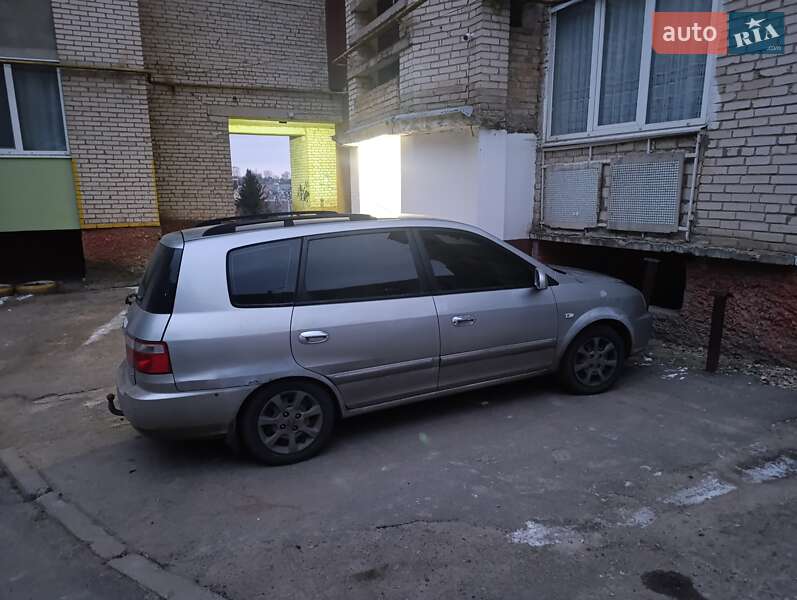 Минивэн Kia Carens 2004 в Нововолынске