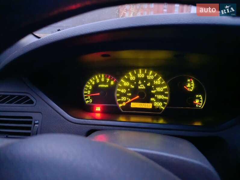 Минивэн Kia Carens 2004 в Нововолынске