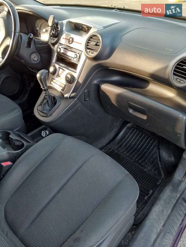 Мінівен Kia Carens 2008 в Києві
