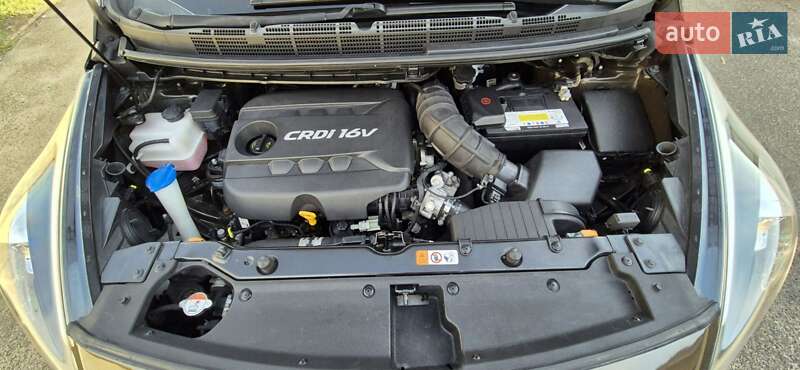 Микровэн Kia Carens 2015 в Киеве