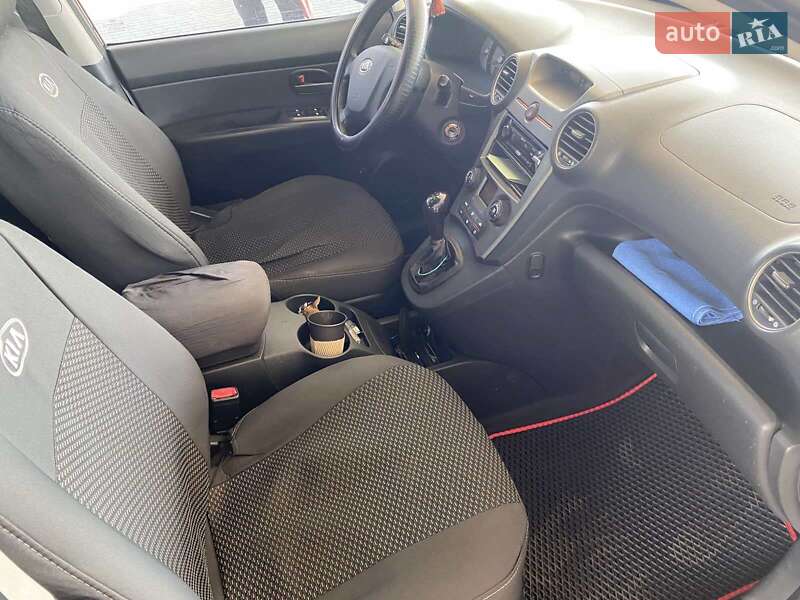 Минивэн Kia Carens 2007 в Николаеве