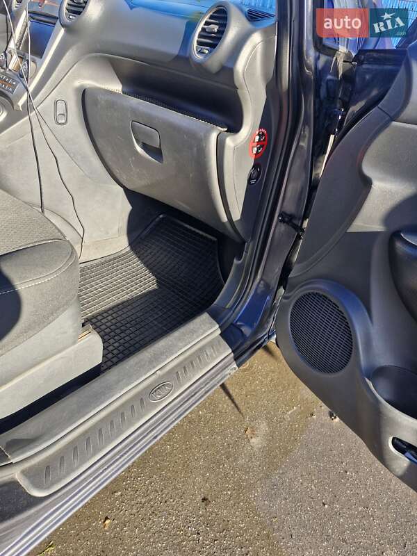 Минивэн Kia Carens 2008 в Виннице