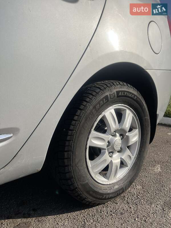 Мінівен Kia Carens 2008 в Рівному