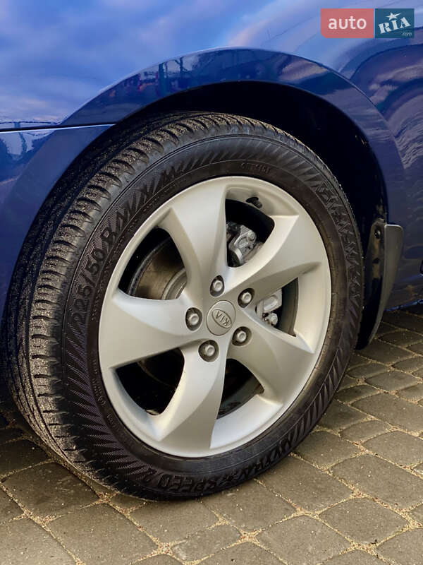 Минивэн Kia Carens 2008 в Житомире