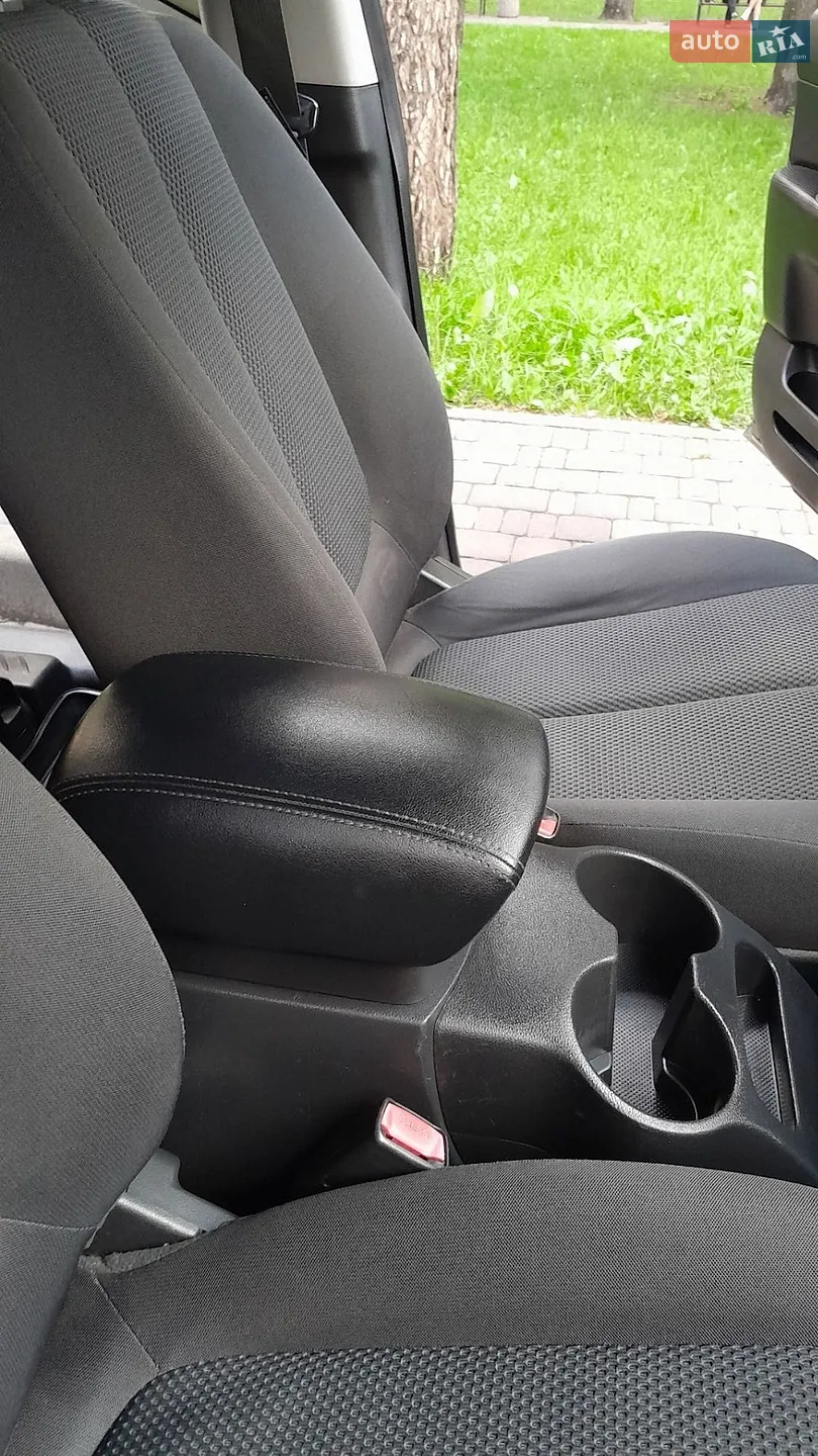 2010 Kia Carens - мініатюра 18