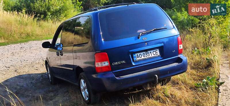 Минивэн Kia Carnival 2004 в Ужгороде