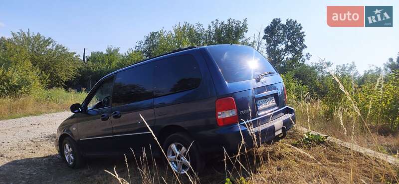Минивэн Kia Carnival 2004 в Ужгороде