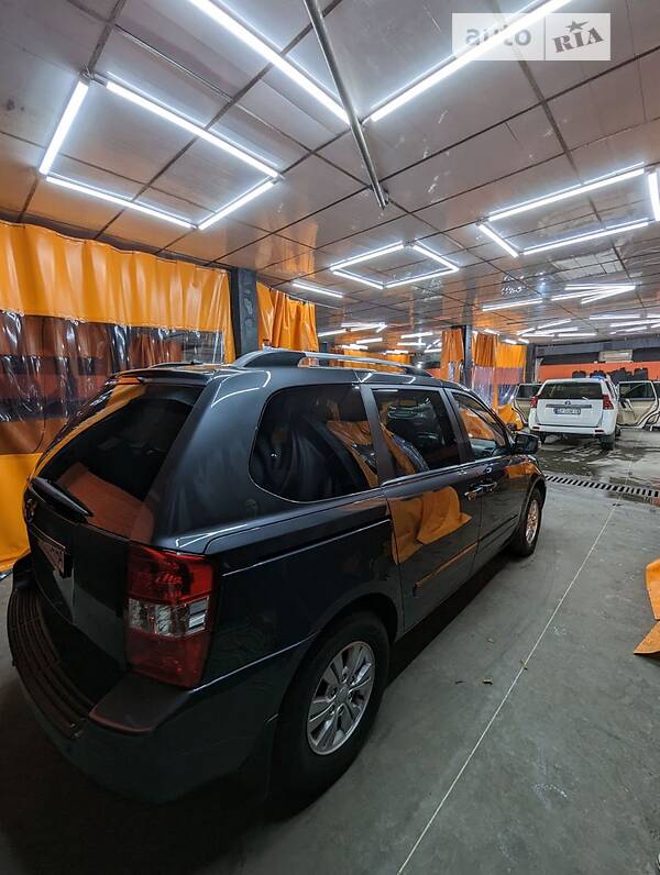 Мінівен Kia Carnival 2012 в Дніпрі