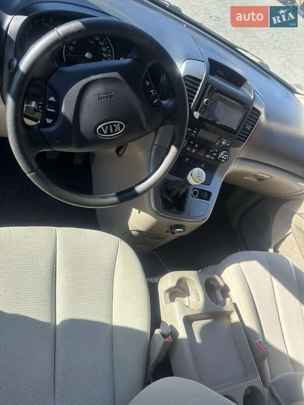 Минивэн Kia Carnival 2008 в Черновцах