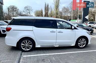 Минивэн Kia Carnival 2017 в 
