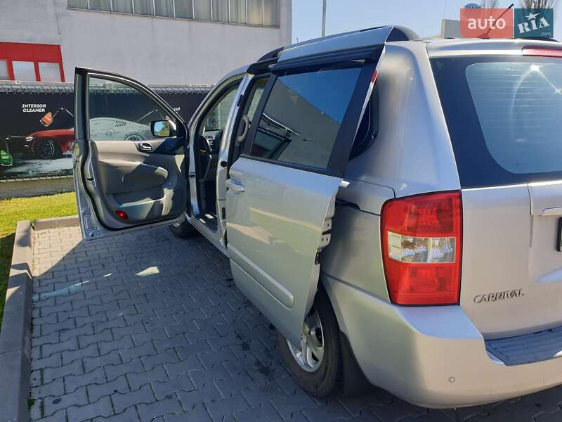 Минивэн Kia Carnival 2008 в 