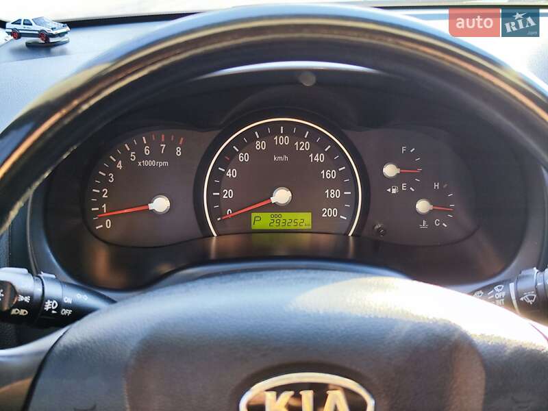 Мінівен Kia Carnival 2007 в Києві