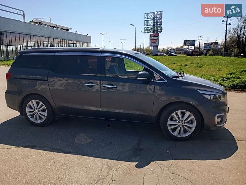 Минивэн Kia Carnival 2018 в 