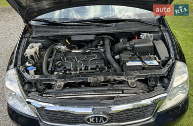 Минивэн Kia Carnival 2012 в 